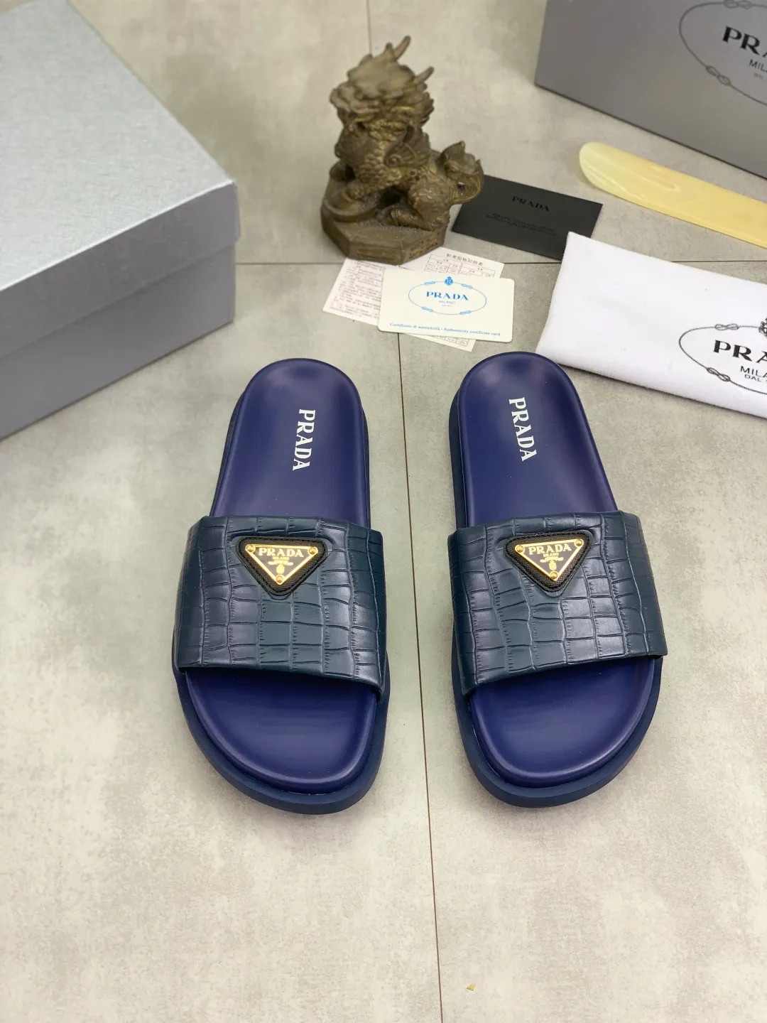 Men's shoes 💰P320💰【New style】🎁🎁🎁 PRADA Prada's new casual slippers, original official website, perfect workmanship, conveying a kind of noble luxury, sublimating its definition of luxury in Prada's high-end extraordinary craftsmanship. Original combination outsole, code number: 38-44 (45 customized) Multiple colors 🉑️ to choose from